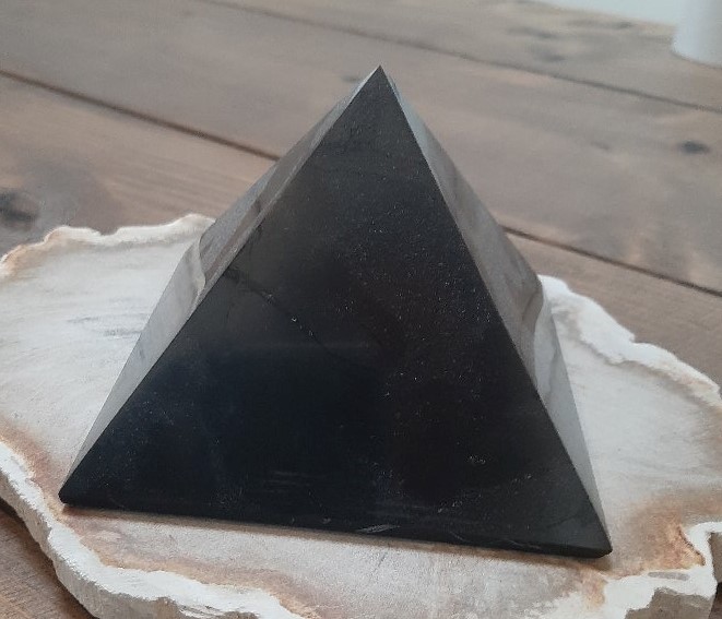 Shungit Pyramide 10 cm